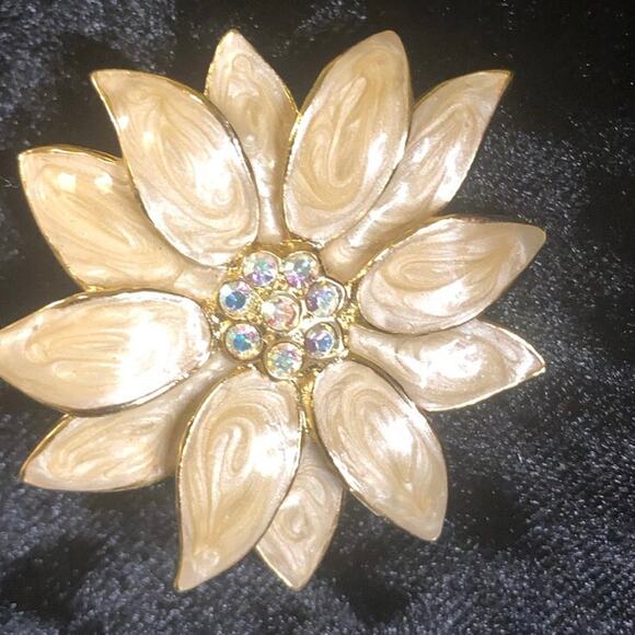 Vintage Brooch Enameled Cream and White swirled Rhinestones Goldtone 1.75x1.75 - Picture 1 of 4